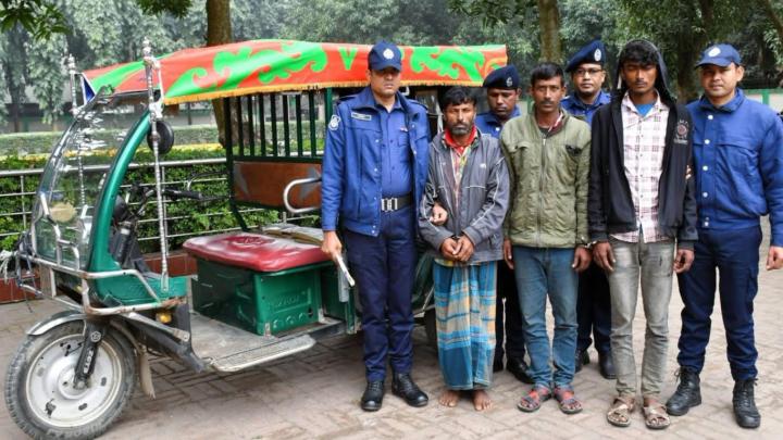 নওগাঁয় পুলিশের অভিযানে ডাকাতির মালামালসহ ৩